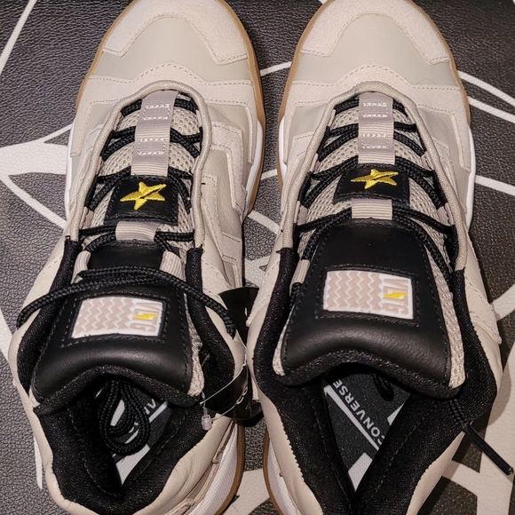 Converse Women's Size 6.5 VTLG Mid Made It To The - Picture 6 of 8